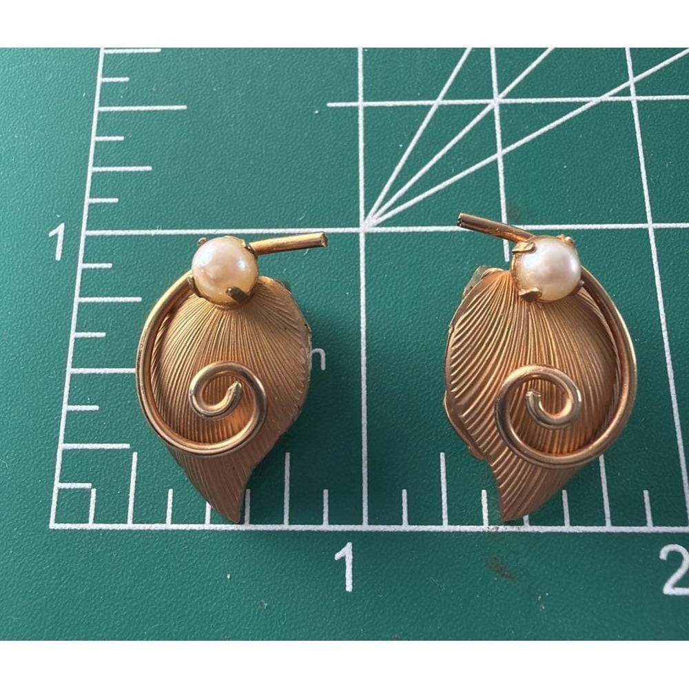 Vtg Mid Century 12K Gold Filled Textured Leaf Clip On Earrings W/ Pearl Signed